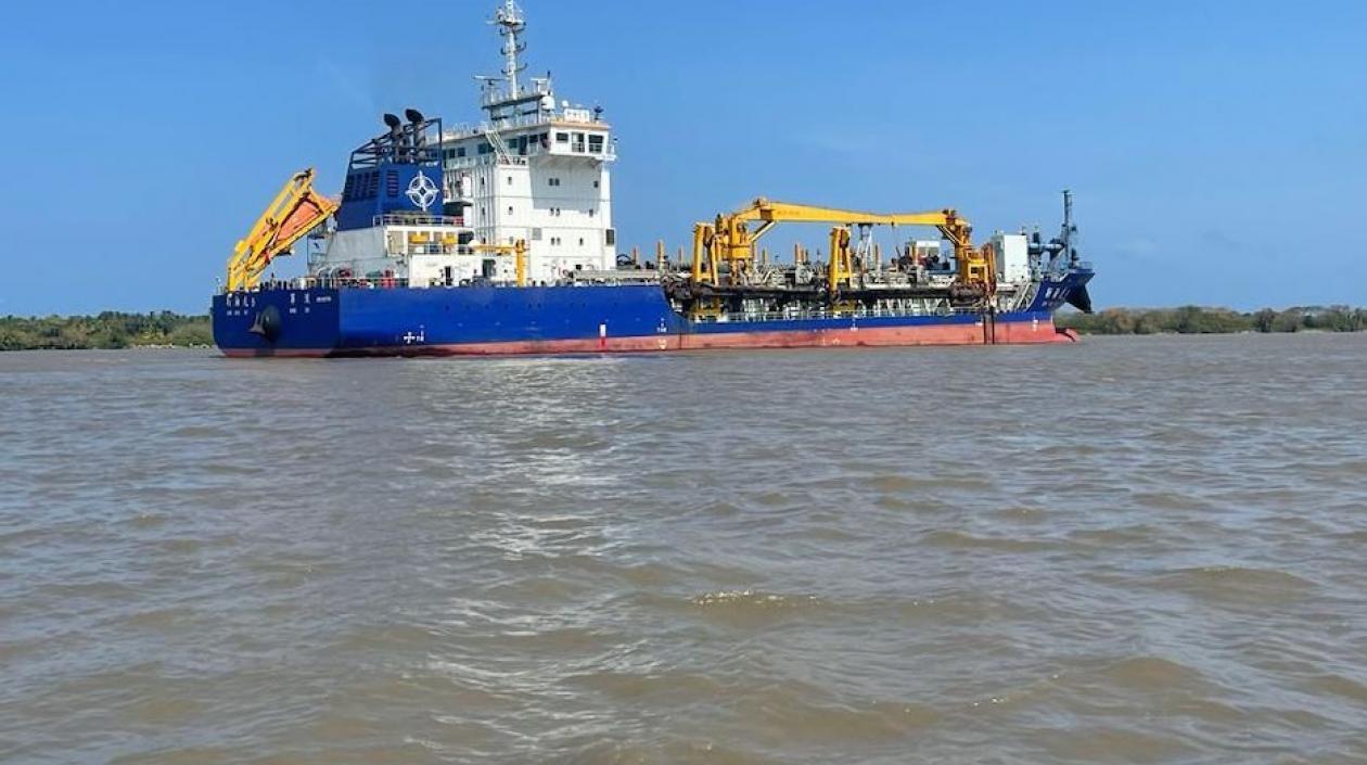 La draga china trabajando en el canal de acceso.