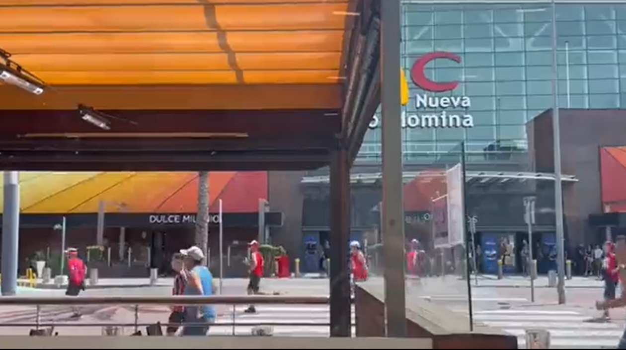 Momentos de la pelea entre los hinchas. 