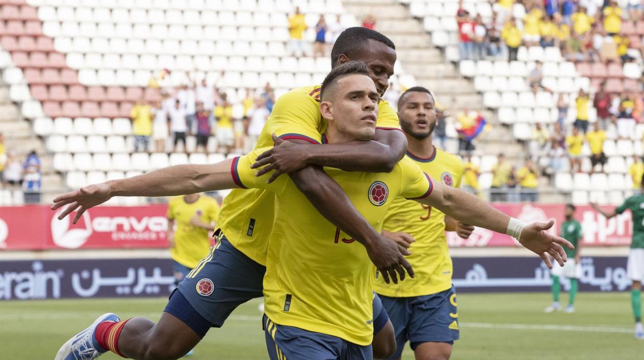 Rafael Santos Borré celebra con sus compañeros. 