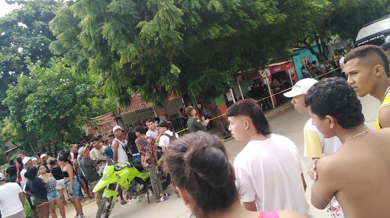 La Policía acordonó el área donde se presentó el crimen. 
