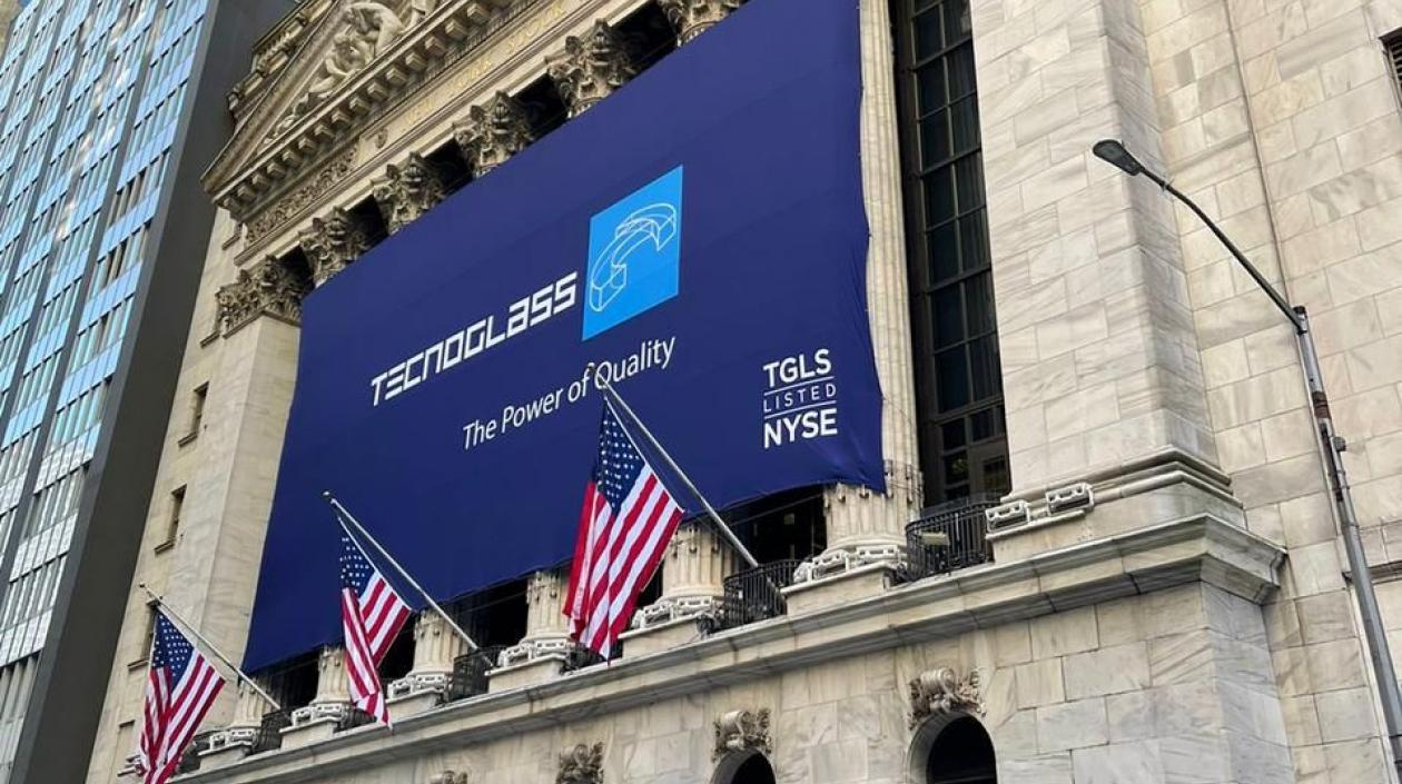 El balcón de la Bolsa de Nueva York, con el nombre en alto de Tecnoglass.