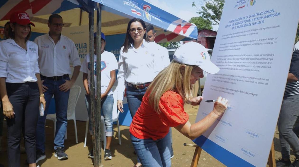 La Gobernadora Elsa Noguera suscribiendo el compromiso.