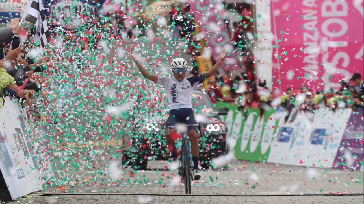 Fabio Duarte cruza la meta. 