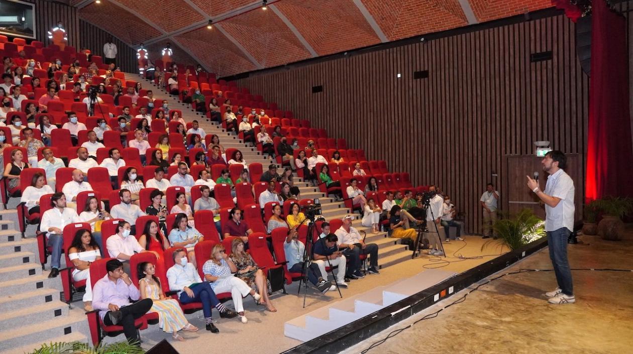El Alcalde Jaime Pumarejo dirigiéndose a los participantes.