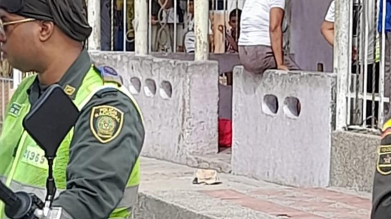 El hombre asesinado quedó tendido en la terraza de una vivienda. 