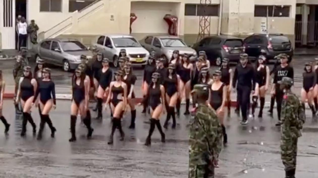 Modelos desfilando dentro del batallón. 