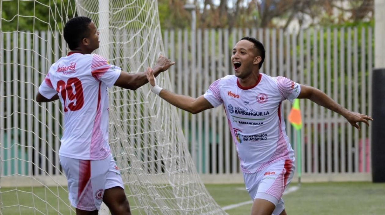 Víctor García celebra uno de los goles de Atlántico. 
