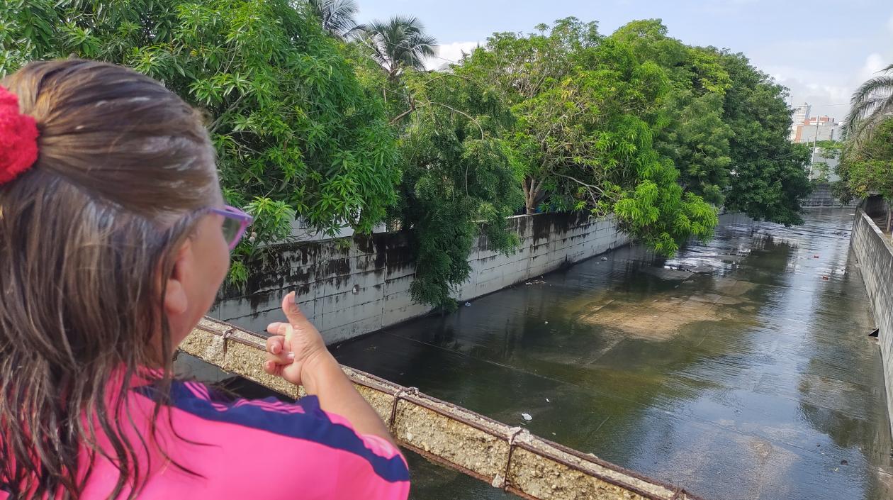 Yadira González señala el lugar de la emergencia