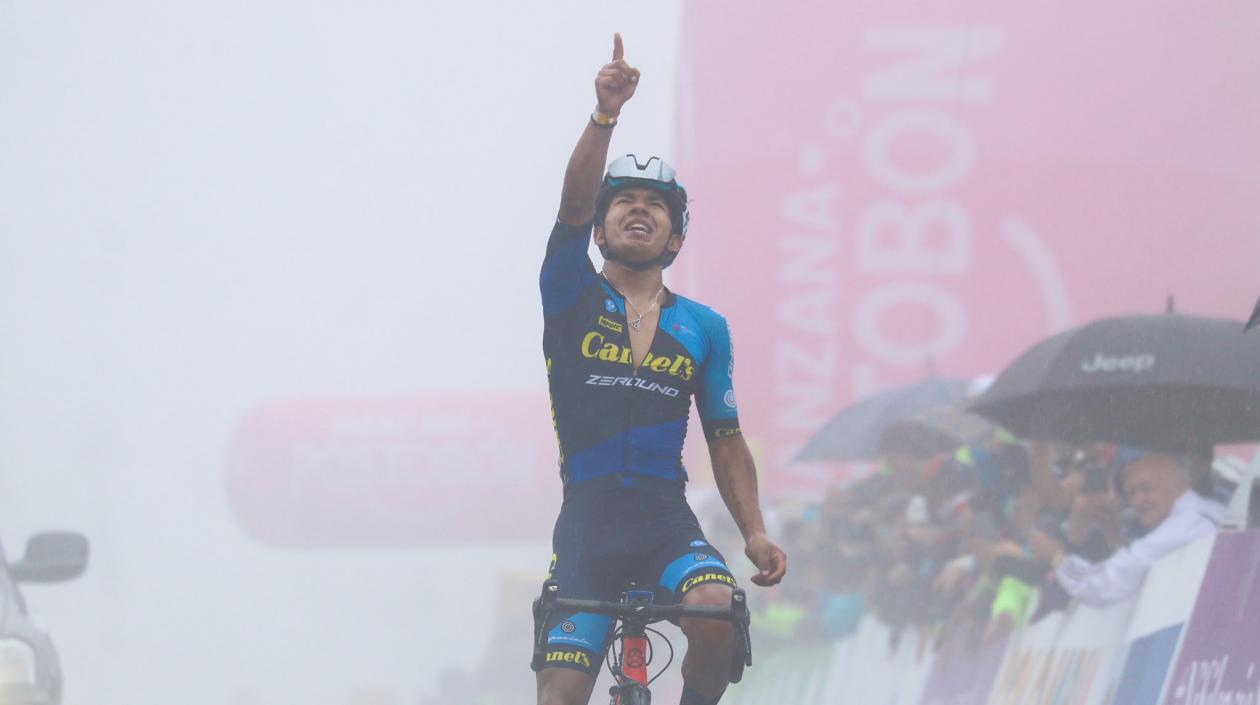 Edgar Cadena al momento de llegar a meta. 