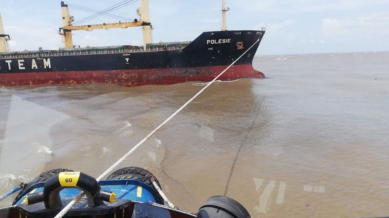 El buque 'Polisie', cuando era desencallado.