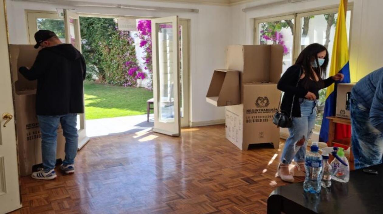 Votación en sede consular de La Paz, Bolivia.