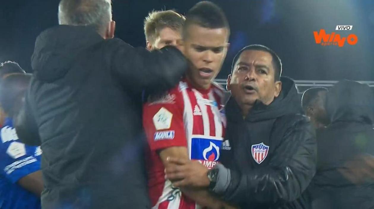 Momento de la agresión de Óscar Cortés a Walmer Pacheco. 