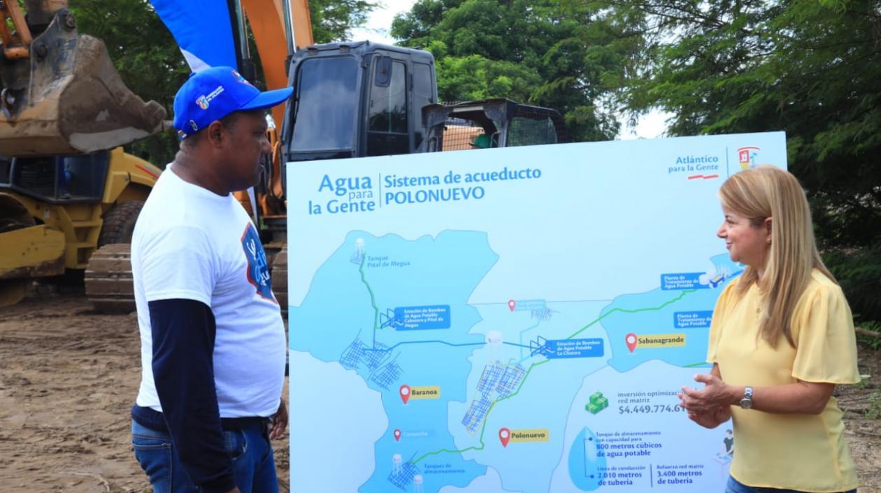 La gobernadora del Atlántico Elsa Noguera junto a los planos del acueducto. 