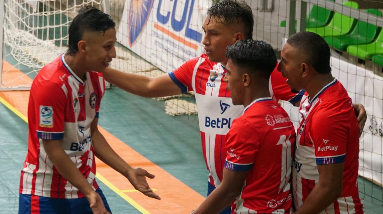 Jugadores del Independiente celebran un gol. 