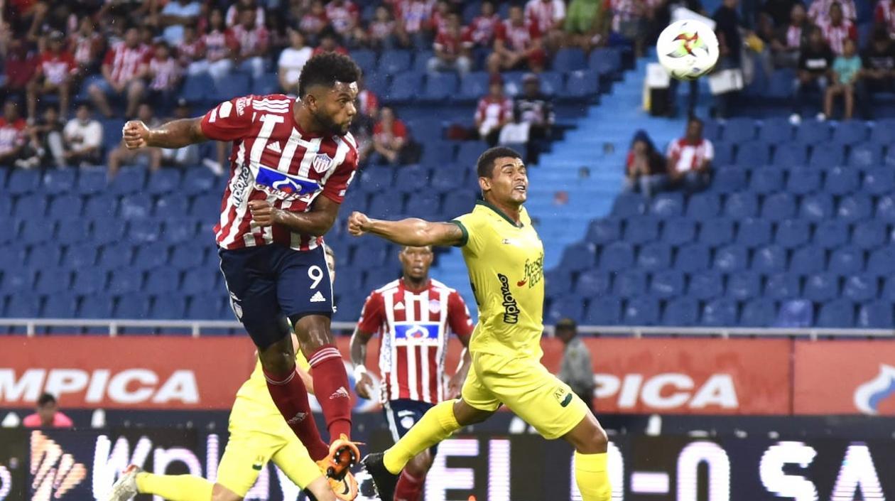 Cabezazo de Miguel Ángel Borja para abrir el marcador.