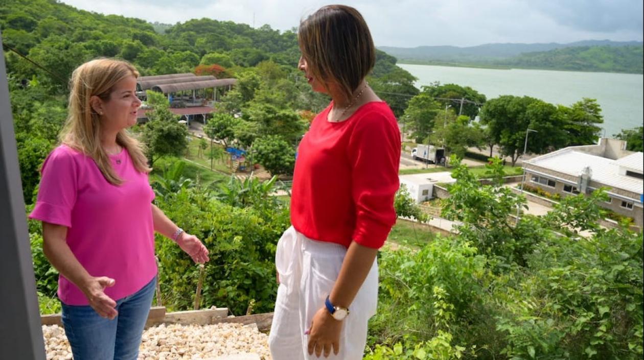 La Gobernadora Elsa Noguera, en el Parador Turístico de Luruaco.