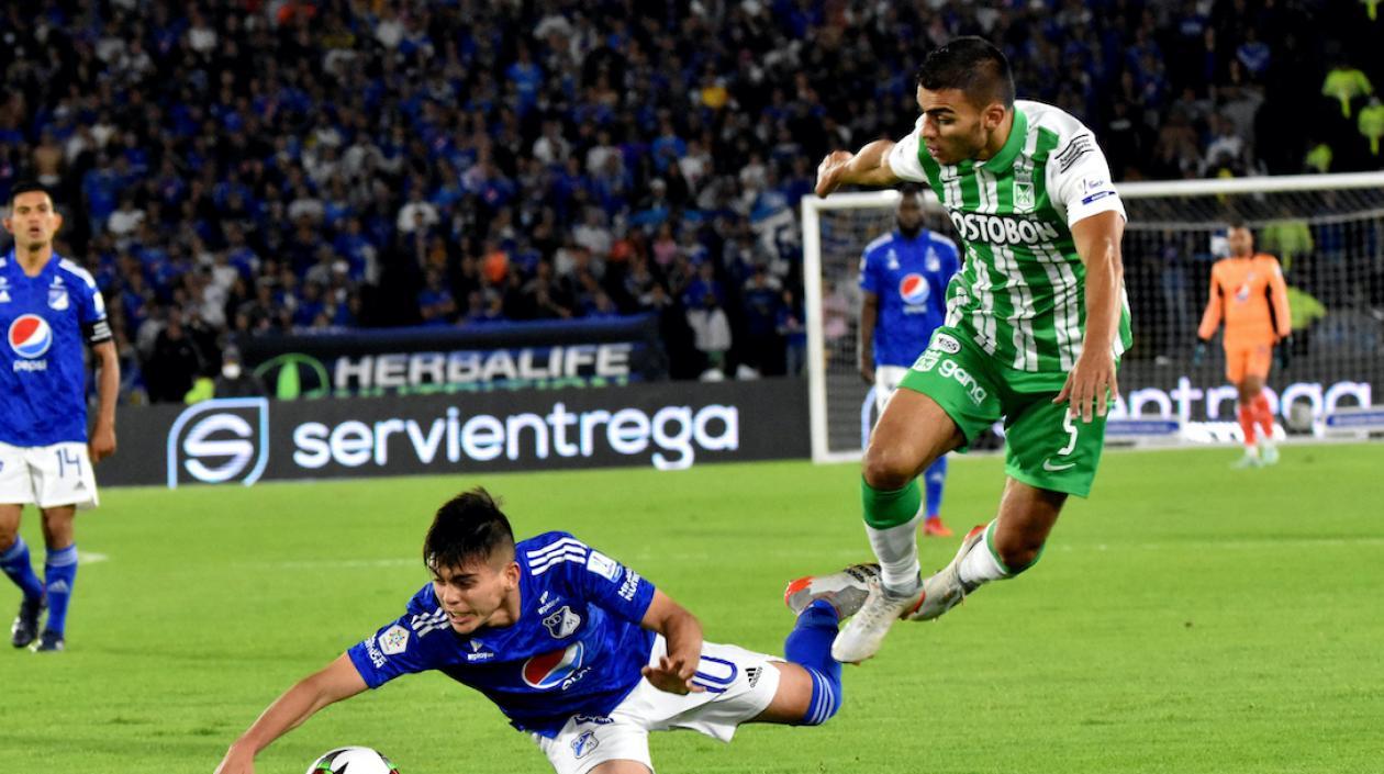 Daniel Ruiz disputando el balón con Jhon Duque.