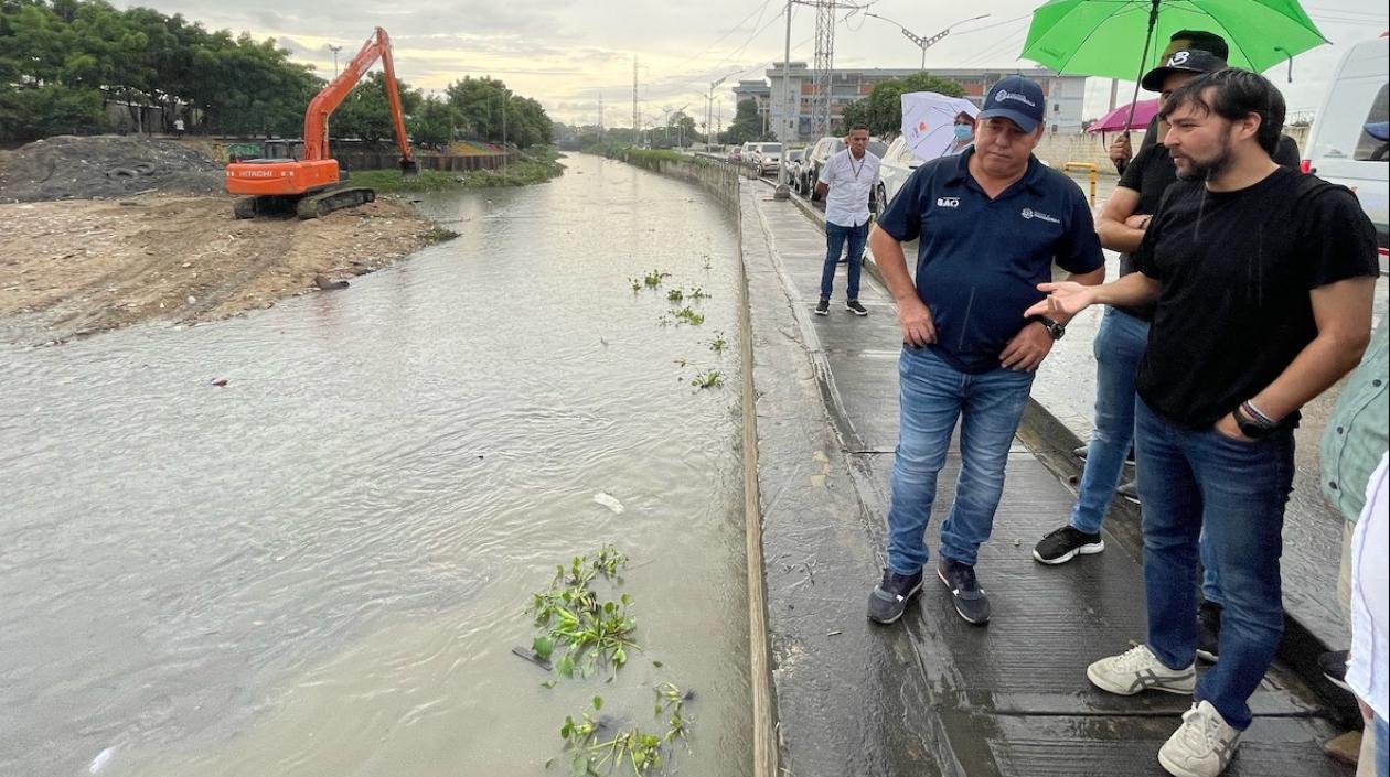 El Alcalde Jaime Pumarejo inspeccionando los trabajos de limpieza.