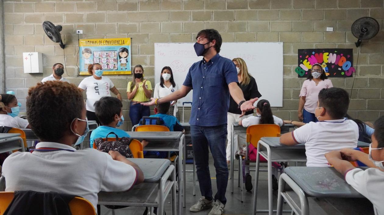 El alcalde Jaime Pumarejo visita un colegio distrital. 