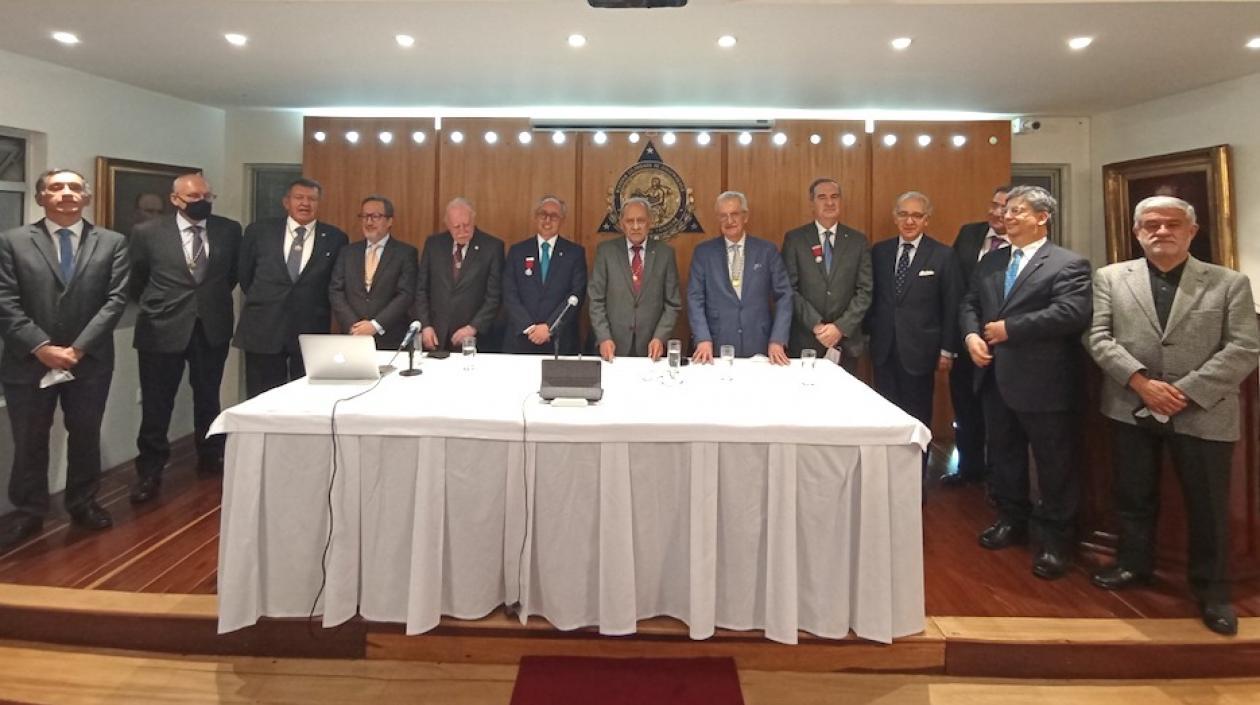 Firma del documento en la Academia Colombiana de Jurisprudencia.