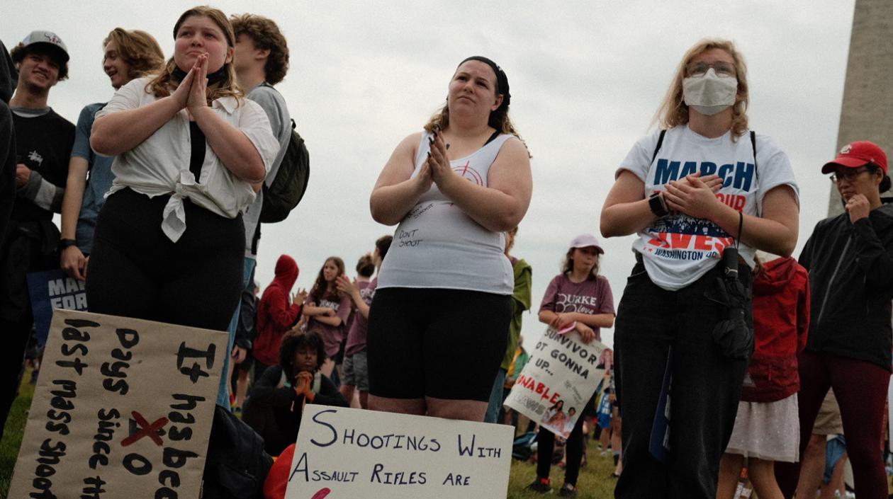 Personas marchan durante una protesta en contra de las armas en Washington (EE.UU.)