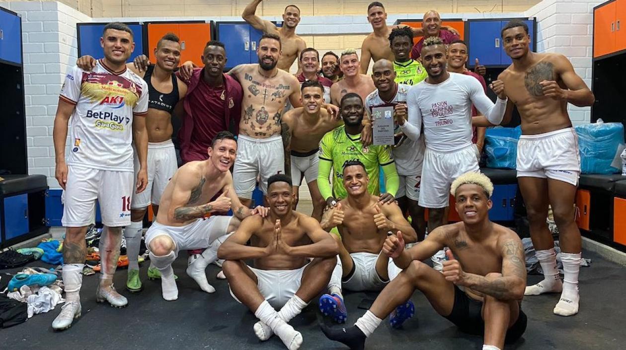 Jugadores del Deportes Tolima celebrando en el camerino.