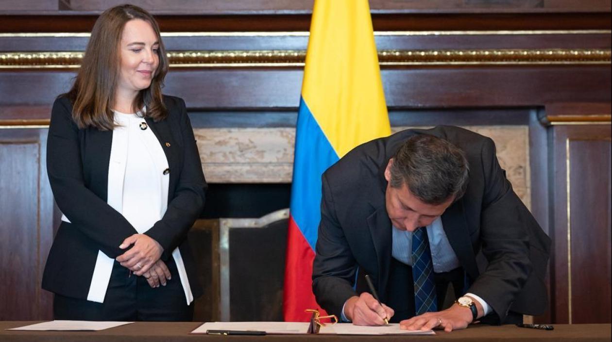 Cécile Lavergne recibiendo la nacionalidad colombiana.