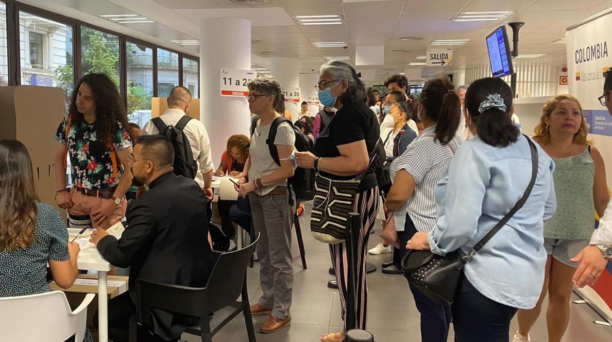 Colombianos votando en el exterior.