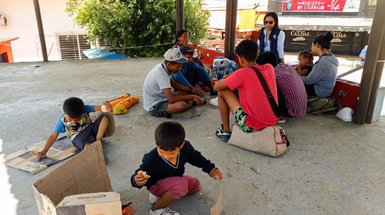 Delegados de la Defensoría del Pueblo junto a los infantes.