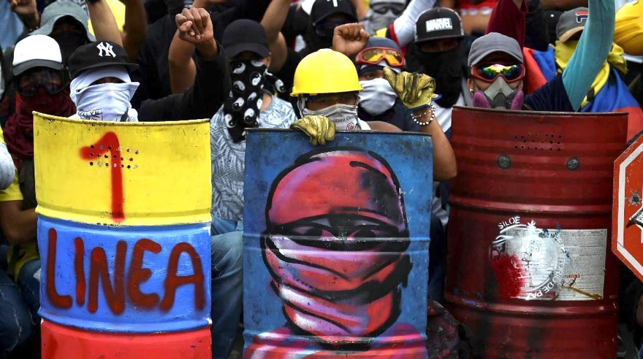 La 'primera línea' en plena acción en Bogotá.