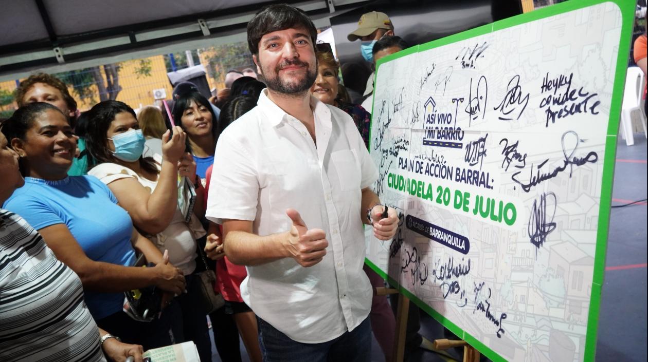 Alcalde Jaime Pumarejo, durante la visita al barrio Ciudadela 20 de Julio.