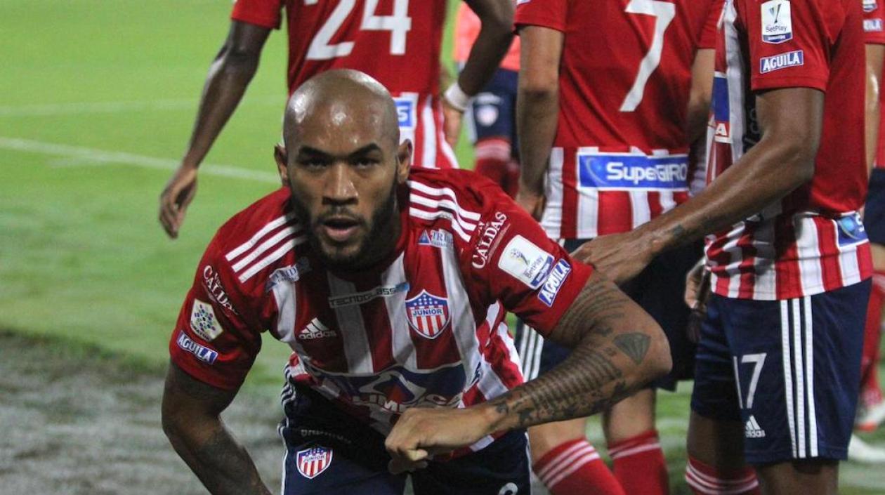 Freddy Hinestroza celebrando el gol con sus compañeros, pero no fue suficiente.