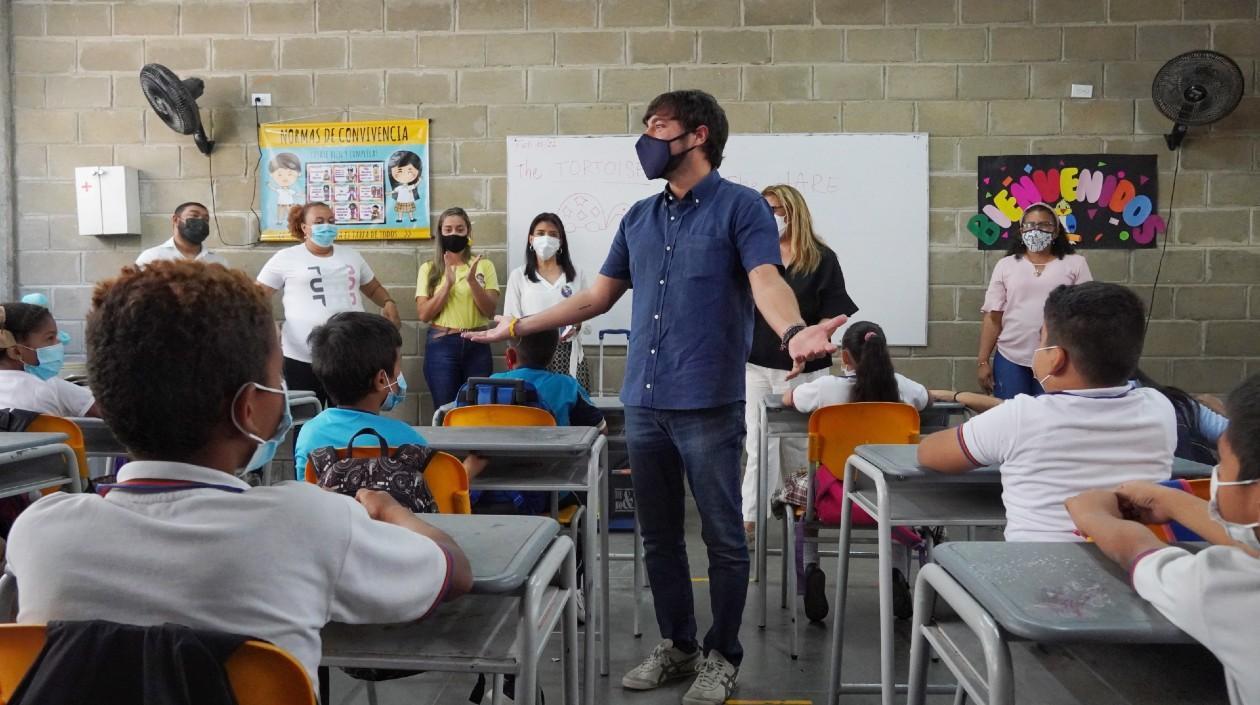 El Alcalde Jaime Pumarejo, en un colegio del distrito. 