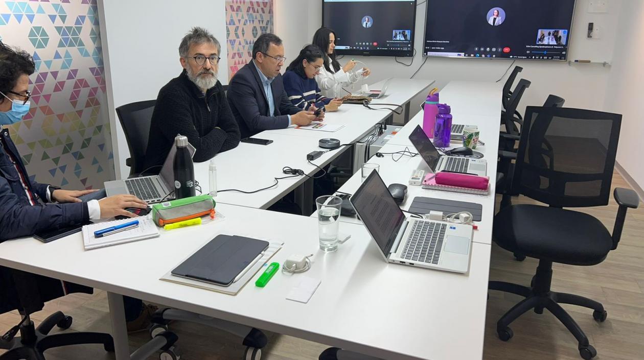 Equipo de Petro y las sillas vacías del grupo de Hernández.