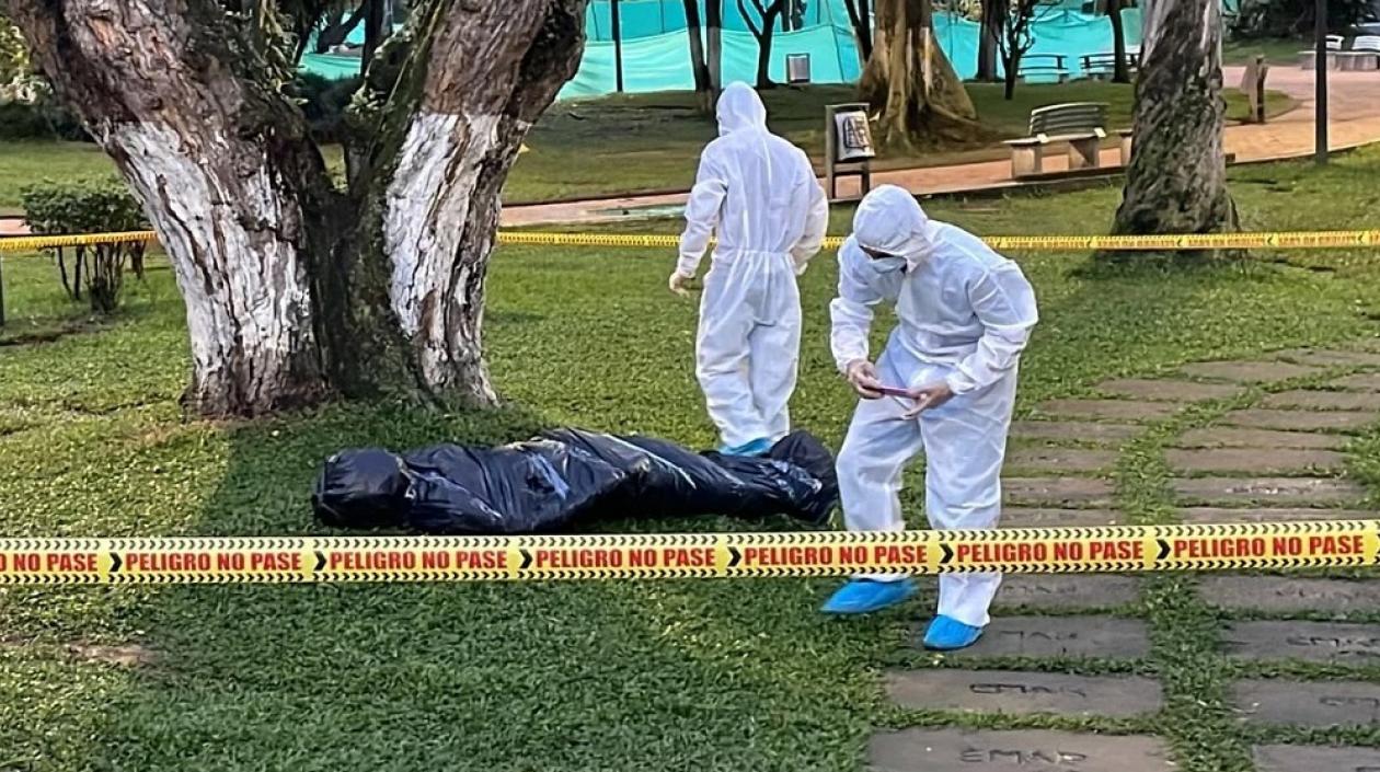 Autoridades llegan a uno de los sitios donde dejaron los falsos cadáveres.