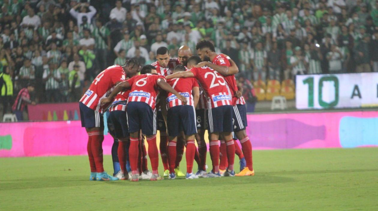 Jugadores de Junior en la cancha. 