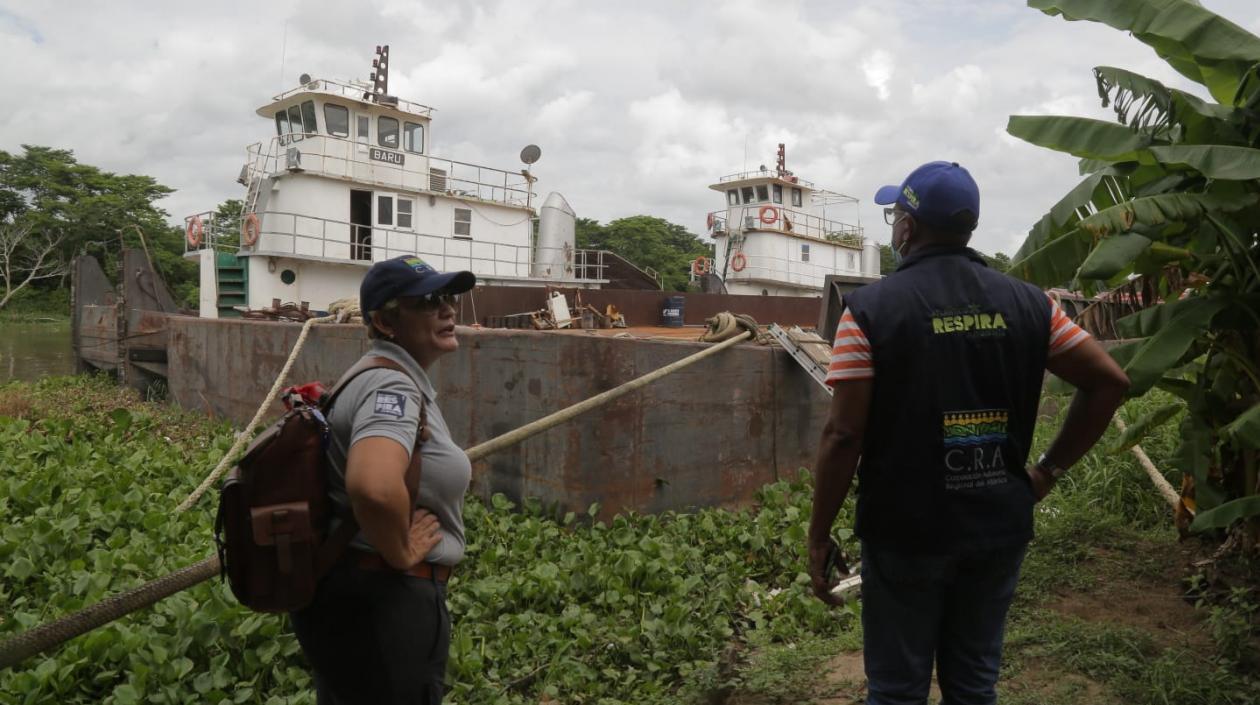 Funcionarios de la CRA inspeccionando. 