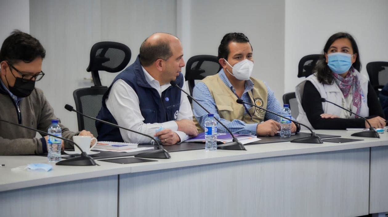 El Defensor del Pueblo Carlos Camargo presidiendo la reunión.