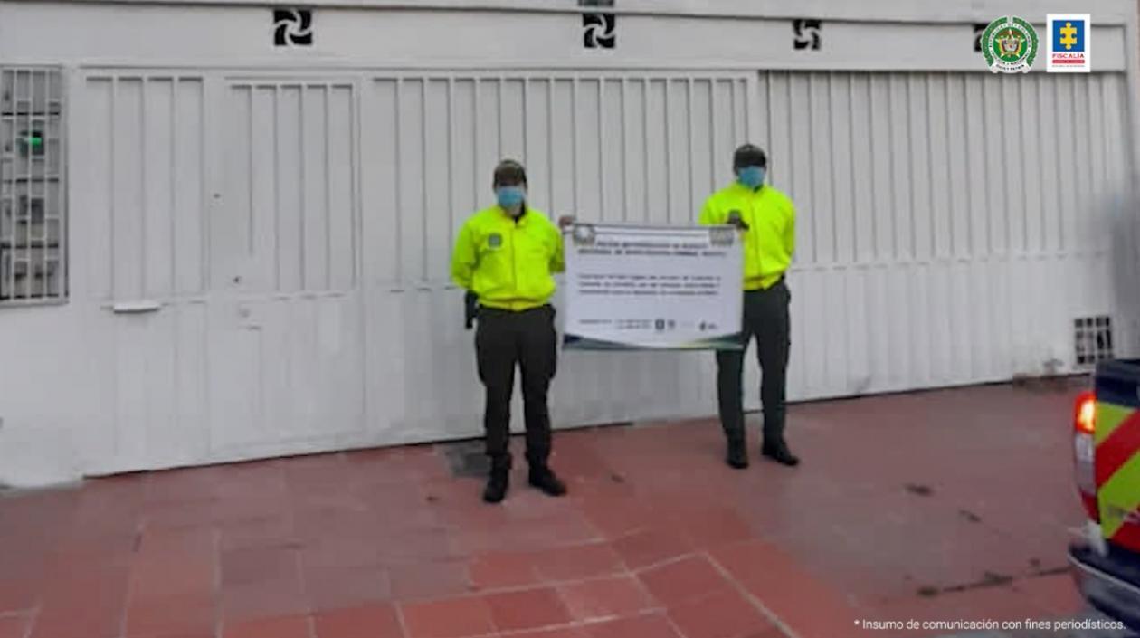 Dos uniformados vigilan uno de los inmuebles incautados.