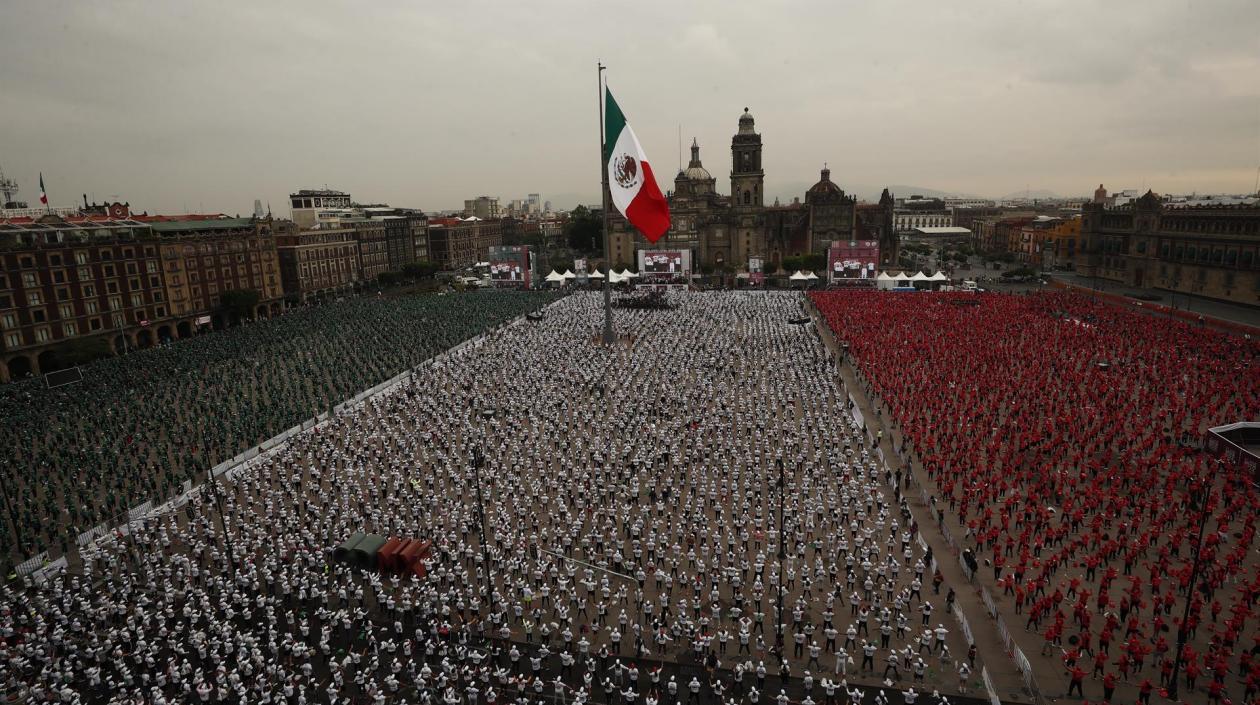 La Plaza de la Constitución vestida con los colores de la bandera de México.