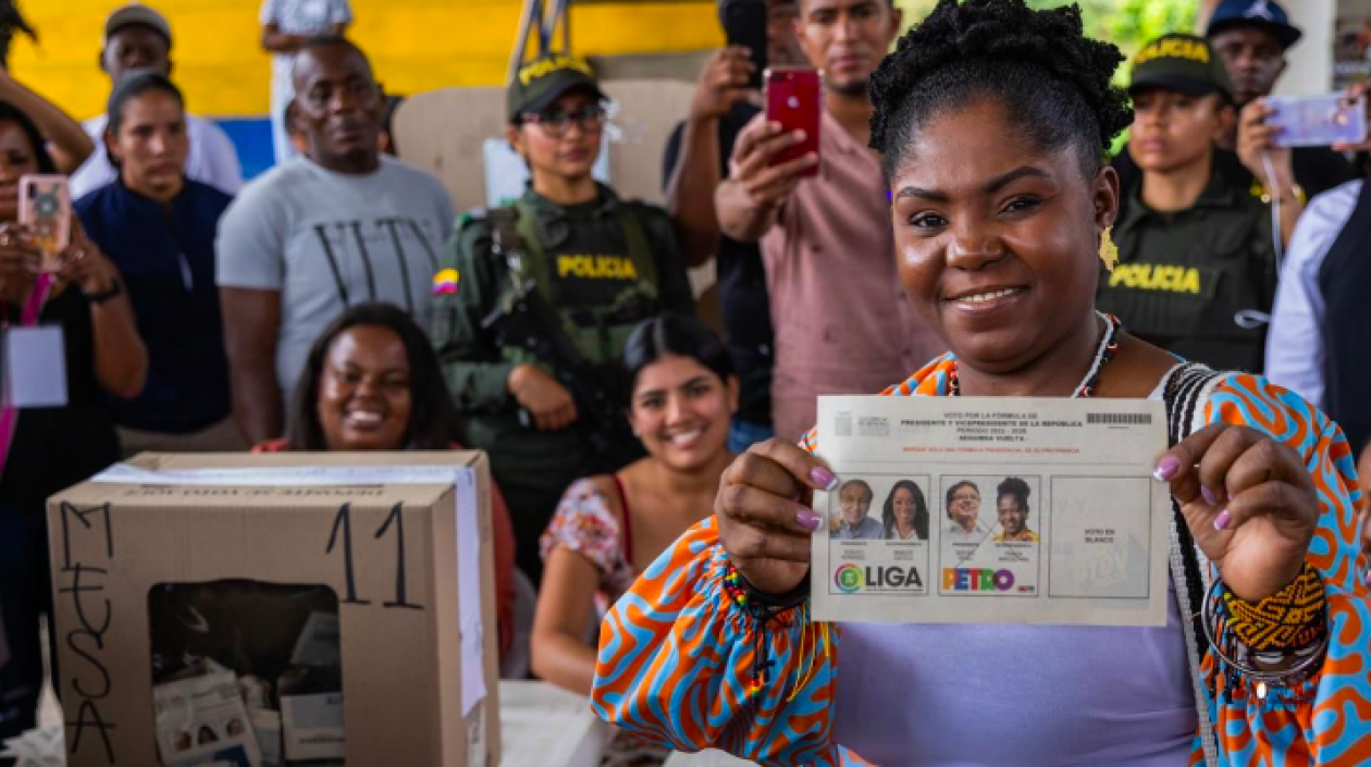 La candidata a la Vicepresidencia Francia Márquez muestra su voto.