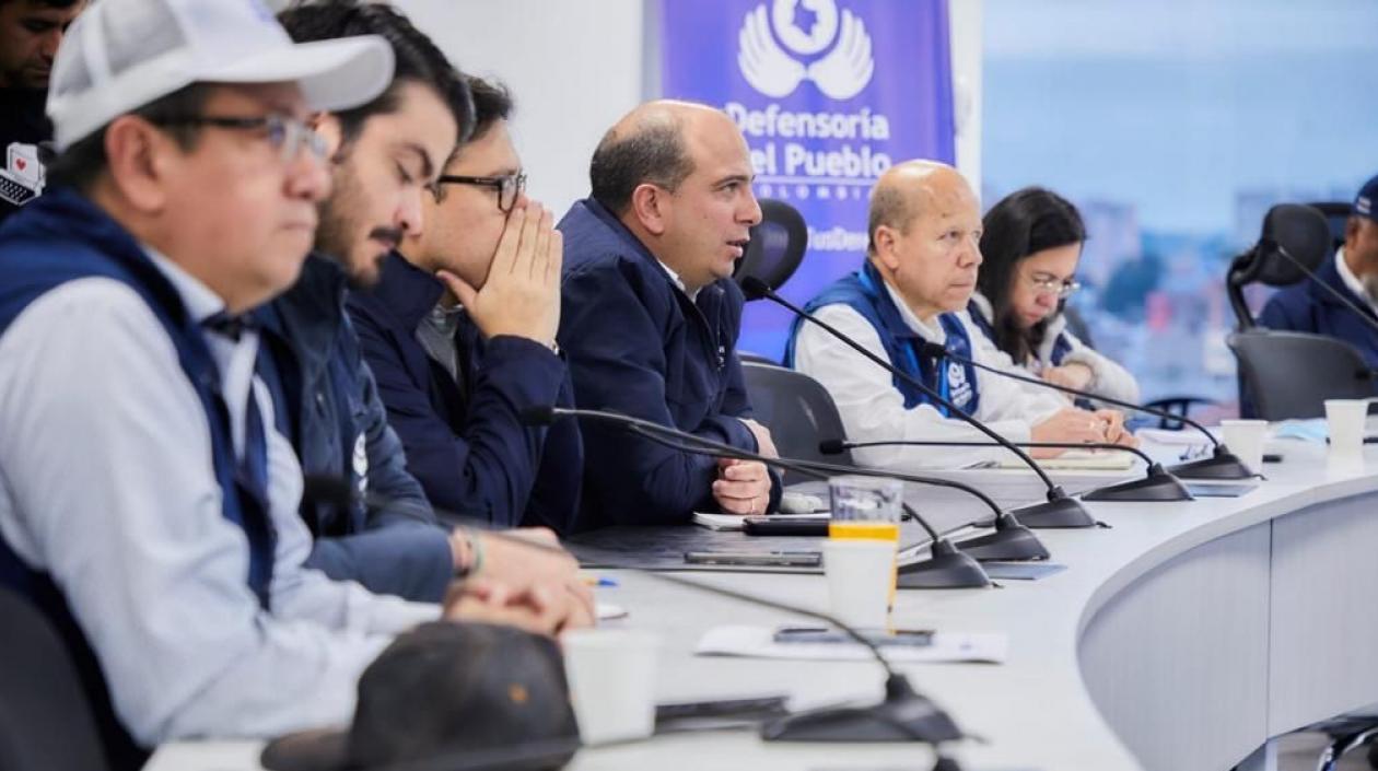 El Defensor del Pueblo, Carlos Camargo, en una reunión con sus delegados este domingo,