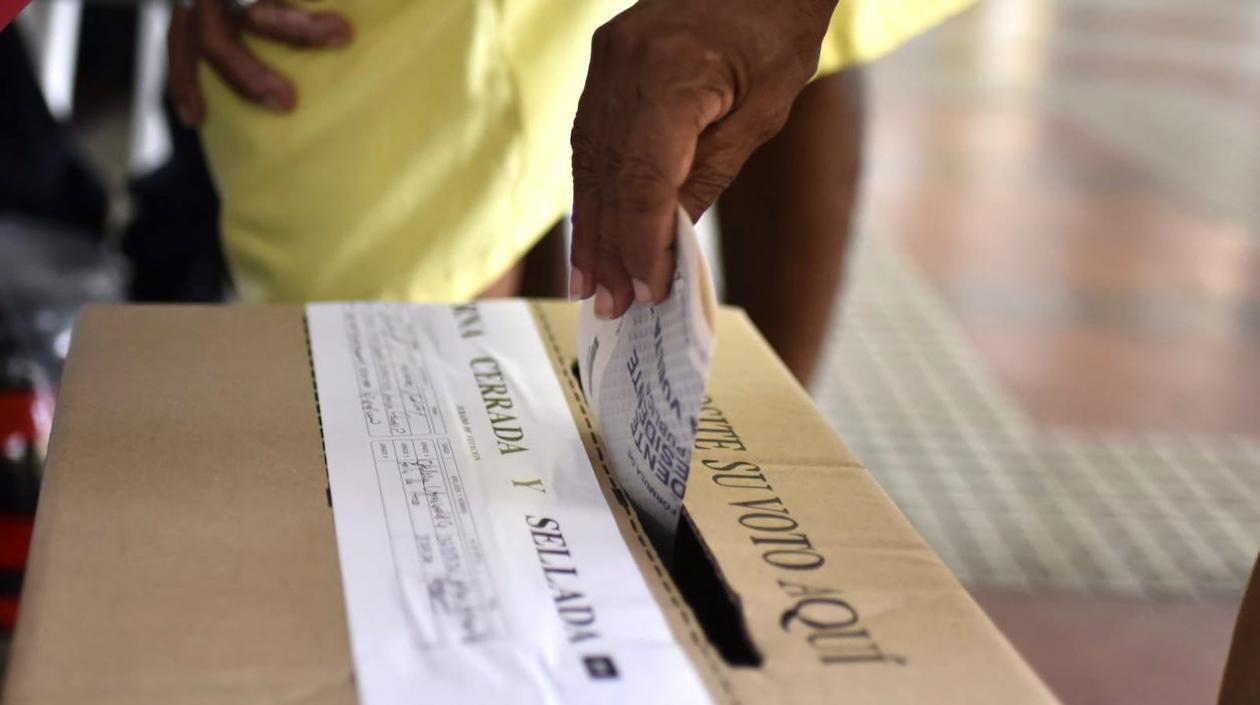 Pese a la lluvia los colombianos acudieron a votar.