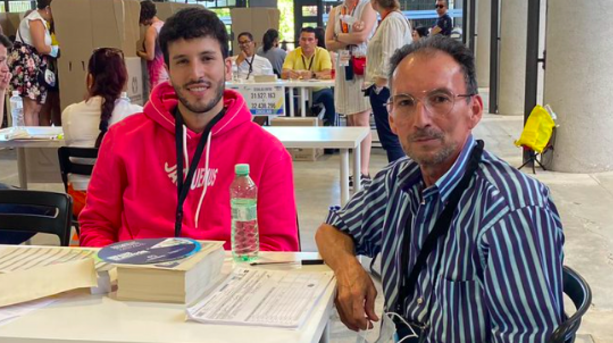 El paisa Sebastián Yatra en una mesa de votación en el centro de Madrid.