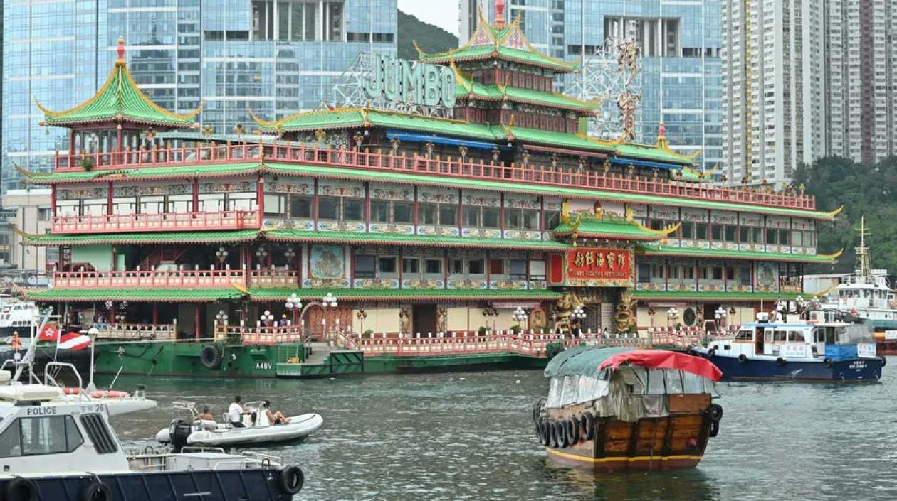 El restaurante flotante en pleno servicio.