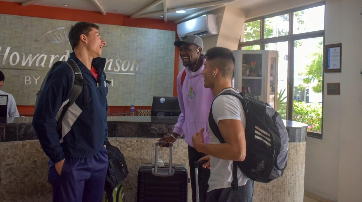 Álvaro Peña saluda a sus compañeros. 