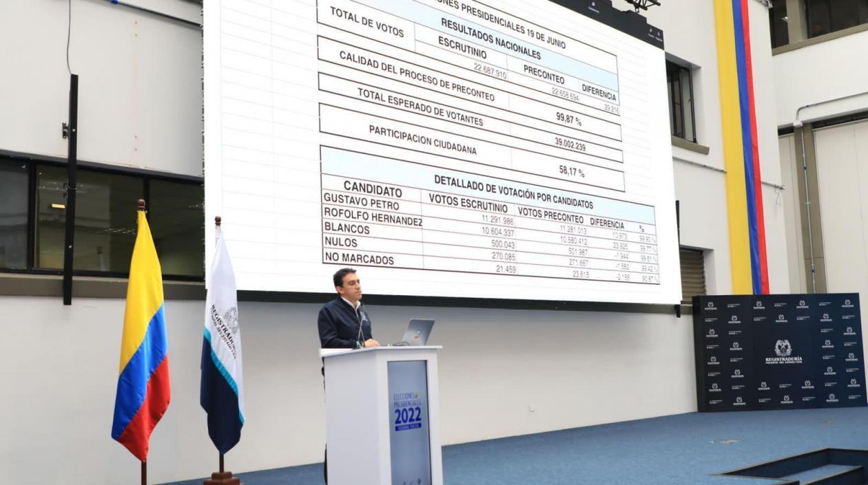 Registrador Nacional en la entrega del balance