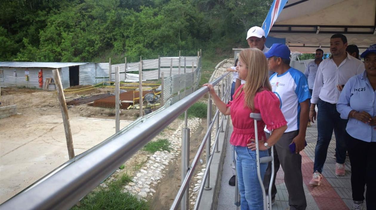 La Gobernadora en visita a la cancha Chacanita de Usiacurí.