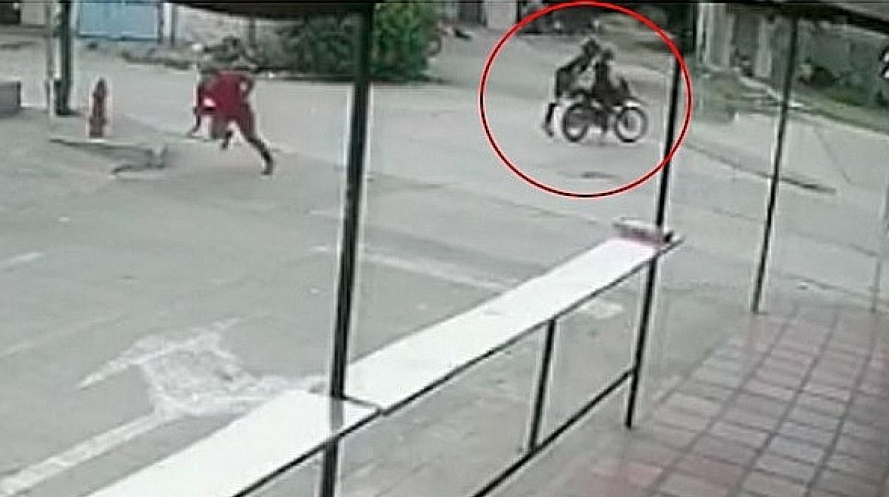 Momento en el que el joven es asesinado a bala en Galapa. 