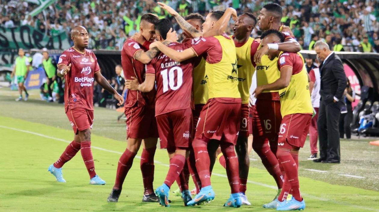 Jugadores del Deportes Tolima celebrando el gol de Anderson Plata en el 'Atanasio Girardot'.
